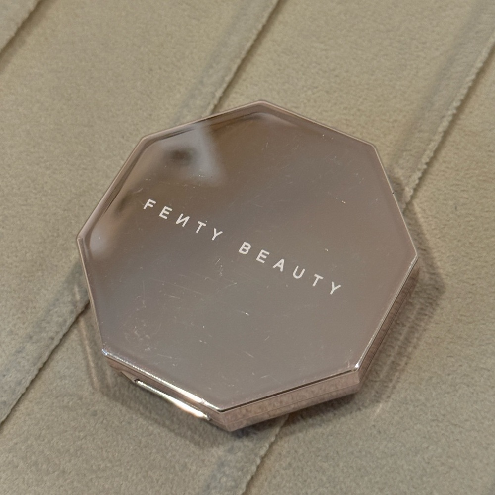 Fenty Beauty Compact Highlighter in the shade How Many Carats